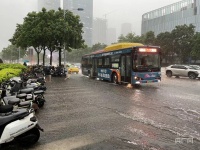 广州启动防暴雨内涝三级应急响应 强对流突袭，市区多处内涝