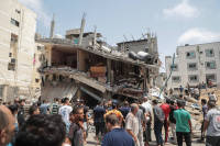 加沙地带多个城市遭以军袭击 空袭行动持续，拉法、汗尤尼斯与代尔拜拉赫受袭