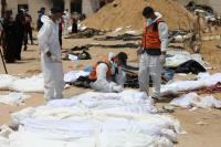 加沙惊现大型“乱葬坑”，300具尸体堆积如山，尸身布满酷刑痕迹