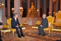 新任驻柬埔寨大使汪文斌向柬国王西哈莫尼递交国书，中柬友谊源远流长！