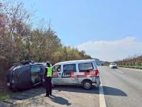 男子駕車撿水瓶引發(fā)追尾側(cè)翻 行車分心釀事故