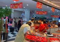 “不如擺攤”，金店老板套現(xiàn)400萬轉行買房 金價高漲下的無奈轉型