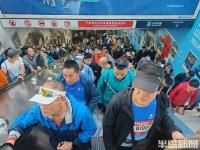 青岛马拉松氛围太燃了 万人参赛激情开跑