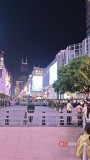 五一假期首日上海南京路人氣爆棚 武警護(hù)航保平安