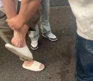 男子拖鞋藏手機偷拍女生裙底 熱心小哥挺身而出