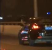 上海高架一司機(jī)把腳伸出窗外開車 危險(xiǎn)行為引熱議