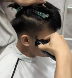 男大學生在宿舍給同學理發(fā),，網(wǎng)友：發(fā)個位置我馬上到,！