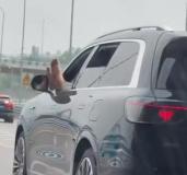 重慶一司機(jī)雙腳伸出窗外駕車(chē) 智駕誤用引熱議