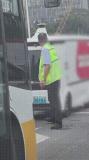深圳無人快遞車與公交車“頂牛” 技術(shù)測試引爭議