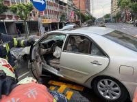 新北一校門口汽車撞3人死亡 疑似酒駕引發(fā)悲劇