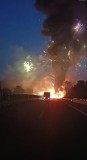 貨車高速起火 車載煙花爆竹滿天飛 現(xiàn)場無人員傷亡