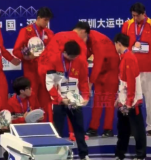 孙杨帮潘展乐捡起冠军号牌 网友：哥哥的照顾真是无处不在