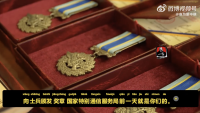 澤連斯基為烏軍特種部隊(duì)頒發(fā)獎(jiǎng)?wù)?陣亡士兵家屬含淚領(lǐng)獎(jiǎng)
