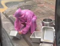 廣州一快餐攤?cè)藛T用路邊污水洗餐具 雨水混污水清洗餐具引發(fā)關(guān)注