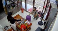 男子進(jìn)店“乞討”未果騷擾店員 惡劣行為引店主不滿