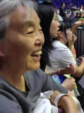 69歲的銀發(fā)奶奶現(xiàn)場看樊振東比賽 激動之情溢于言表