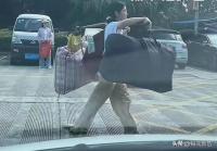 女生收到姐夫送的“考完三件套” 另外一位女生獨自面對生活