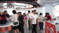 高考后手機店手機銷量提升 考生迎來“裝備升級”熱潮