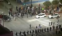 美國洛杉磯多家酒店外爆發(fā)抗議活動(dòng) 移民執(zhí)法爭議引眾怒