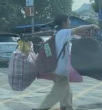 白巖松祝福扁擔(dān)女孩 自強(qiáng)少女引熱議