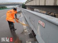 7300余名防汛人員雨中逆行 全力保障道路暢通