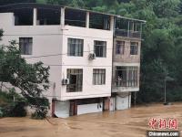 廣西三江消防救援5名群眾 洪水圍困成功疏散