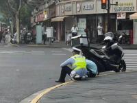 坐街边开导哭泣男孩的民警找到了 暖心举动获赞无数