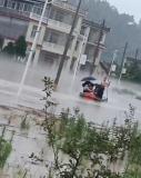 小伙暴雨中划艇救出100多人 生命摆渡人