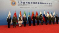 記者：印巴防長(zhǎng)同框互相回避,，上合十個(gè)成員國(guó)防長(zhǎng)悉數(shù)到齊