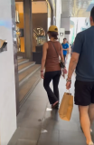 楊采鈺挺孕肚出街 身形輕盈狀態(tài)佳