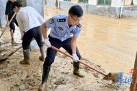 廣東支教民警退票留在廣西抗洪救災(zāi) 警察藍(lán)閃耀災(zāi)區(qū)
