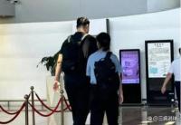 姚明罕見與女兒同框 女兒身高快2米 被圍拍很緊張