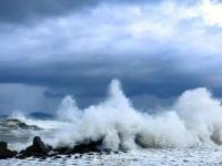 受臺風(fēng)影響多地通知停工停課 風(fēng)雨來襲嚴(yán)陣以待