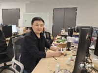 男子在杭州车库手搓机器人 工程师慕名学艺