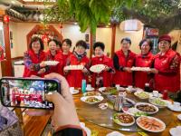 火锅店连续12年请环卫工吃冬至饺子 温情传递暖人心