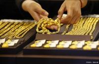 年轻人攒黄金真的会上瘾 金价飙升引发抢购潮
