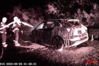 情侣策划纯电车自燃骗保45万 汽油残留露马脚