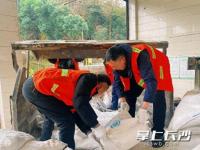 长沙迎战今年首场低温雨雪冰冻天气 全市上下齐心协力保安全