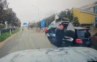 车主用不雅手势挑衅后被撞 网友吵翻 折射道路失序焦虑