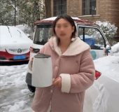 博主用开水浇他人车玻璃引热议 实测代价转嫁他人