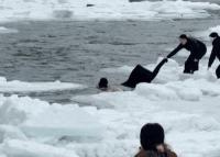 冰河救人的“红衣短袖哥”找到了 英勇事迹感动网友