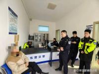 男子到交警窗口处理违法 被抓了现行 在逃人员落网