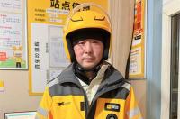 近日北京海淀一外卖员送餐途中遇人落水时下水救人的引关注 英勇行为温暖人心