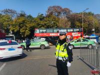 成都交警在路口站了17个春节 守护万家灯火