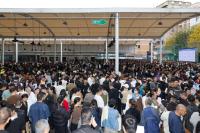 广州制衣村数百名老板街头排队招人 线上线下齐发力