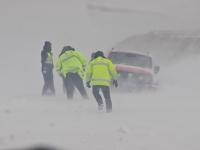 新疆兵团公安迎战强寒潮保畅通 风雪中守护平安