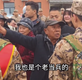 82岁老兵送孙入伍，挨个握手鼓励新兵，这一幕太破防