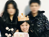 40岁单亲妈妈生理期扔扛200斤水泥 为母则刚