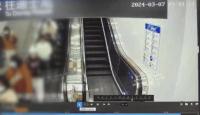 地铁扶梯上行走撞坏他人手机判赔 左行右立惹争议