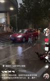 學(xué)生因暴雨滯留圖書館 教師駕車送回 新入職教師溫暖行動(dòng)獲贊